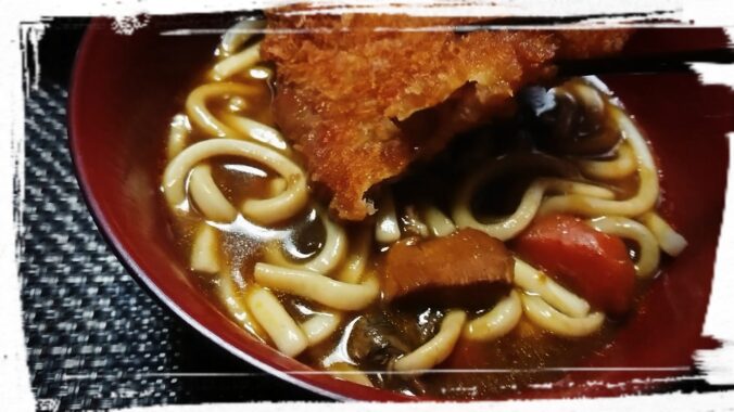 2日目のカレーを使用。だし汁と合わせてスープを作り、レンチンうどんの上に注いだら揚げ物をドーン‼️簡単なのが良いのよ。