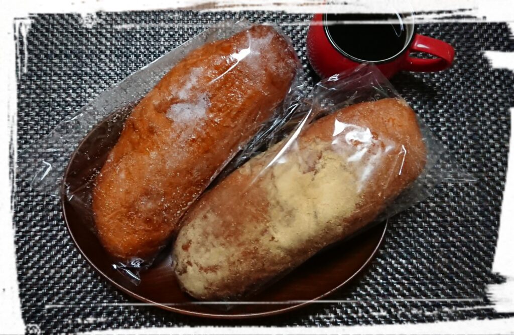 揚げパンときな粉揚げパン。ワクチンの副作用でダウンしても大丈夫なように、3日分の食料を買い込んだり家事を全部済ませておいたりスケジュールを調整して頑張る自分へのご褒美😋
家に帰ってきたらご飯が用意されていて掃除も洗濯もせずにスマホポチポチしてる人にはわからないだろうねぇ～、ご褒美の重要性ってやつが。