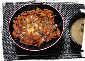 柿とあまり野菜のかき揚げ丼。2回目は色が濃くなってしまったけど味は問題なし。しなびた小松菜や春菊も刻んで混ぜこんだあまり野菜の救済メニューです。