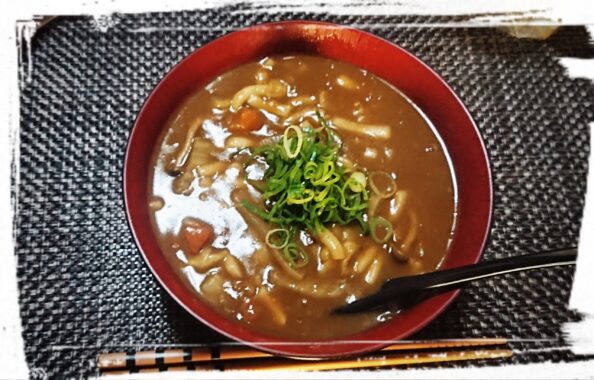 カレーうどんも大好き。ちくわ、はんぺんなどの“練り物”とカレーとチーズの相性はバカにできませんよ～😋