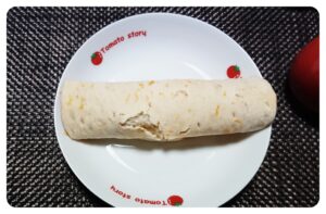 市販のピザで作る“わんぱくサイズ”のブリトー。食べるときに具材がポロポロこぼれてくるのが難点です。