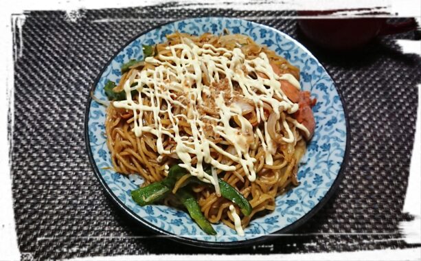 ご飯の上に焼きそばをのせて。