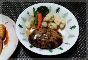 肉汁でソースを作るのが面倒なので胡麻ダレをかけました。意外とマッチするので次から定番な( ・`д・´)ｷﾘｯ