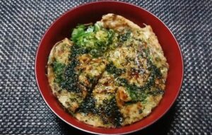 本気で適当すぎたチヂミ丼。冷蔵庫の中のニラともやしを使いきりたかっただけ。