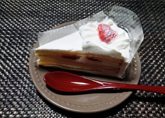 チョコレートケーキにしとけば良かったかも。生クリームは胸やけがちょっとね💦