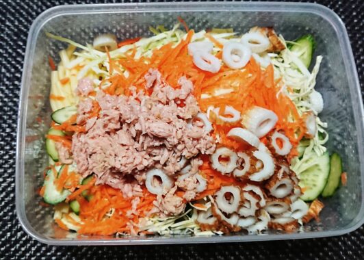 サラダにキャベツを使うならツナ缶は必須でしょ。ツナの旨味をまとったキャベツは絶品ですよね。酢とオリーブオイルで和えるだけでも美味しい😋