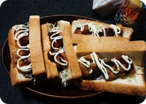 唐揚げ(ファミマ)と千切りキャベツ(ファミマ)の食パンドッグ