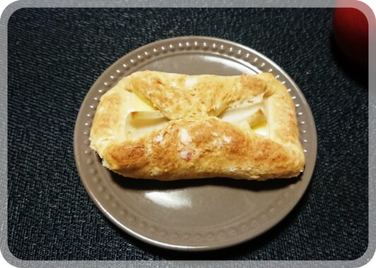 ひっくり返った竹輪とスライスチーズのパン。多分竹輪凹みにマヨネーズを塗ろうとして、やめたんだと思います