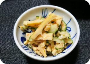 キュウリと茹でた“はちく”を味噌で和える。隠し味に少しだけポン酢とマヨネーズを入れてみました。