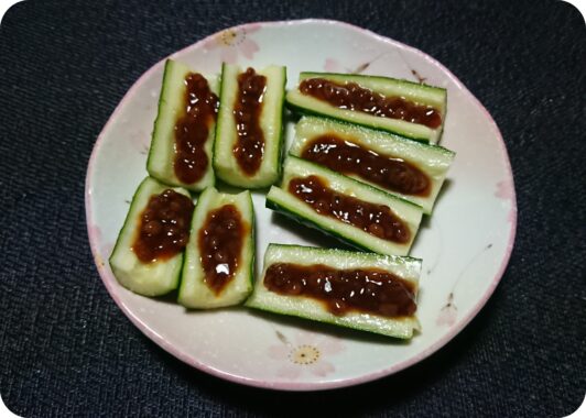 色んな味噌で味わうキュウリ。今のところ、ゆず味噌が一番好き♡