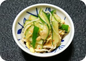 市販の豆もやし(キムチ味)にキュウリを加えただけ。これだけでも美味しいけど、サキイカをプラスすると焼酎のツマミにぴったり😋