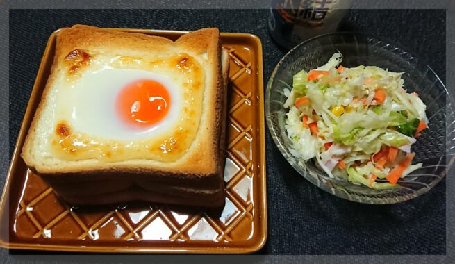 一枚の食パンだと物足りないので三枚重ねにしておきました👍パンとパンの間にサラダを挟むとボリューミーになるので、最初に切り目を入れておくと食べやすいです😋