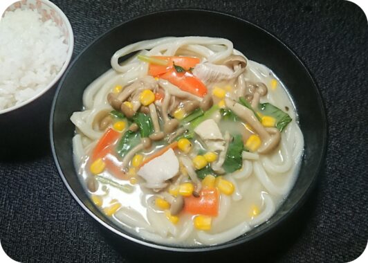 今夜はクリームシチューと“うどん”とご飯。よし‼️