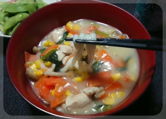 この暑い日にわざわざクリームシチューを作ったのさ。うどんに合わせてみたくてね…