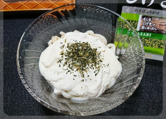 一番下にうどん、そして麺つゆ、その上に滑らかになるまでかき混ぜた豆腐、ネギが無かったので「しげき」を振りかける…完璧やね