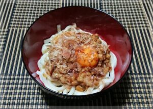 納豆と鰹節と卵黄でぶっかけうどん。簡単に作れて美味しいのが何よりも一番重要です👍