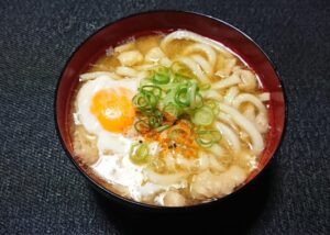 熱々のうどん。昆布とカツオの出汁(だし)も合うけど、いりこ出汁や椎茸の出汁も合うんだよね～