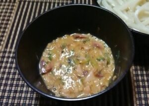 サバのほぐし身と納豆と卵黄をよく混ぜる。だし醤油を回しかけて準備OK！うどんを絡めていただきましょう😋