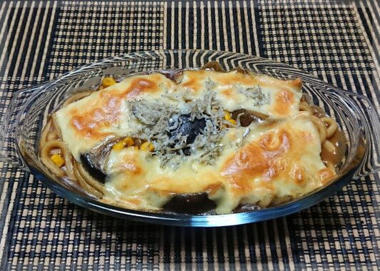 焼きチーズカレーうどん。残り物の釜揚げシラスをぶちこんでおく名采配👍