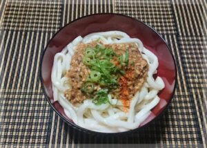 冷やしぶっかけひっぱりうどん。やはり納豆とうどんの相性は最高なのですよ😋