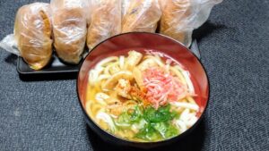 これが夜食…！？多すぎるだろがッ