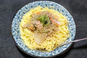 上から掛けるよりも、一緒に絡めて加熱した方が味がよく染み込む。中華風の味付けにも難なく馴染むパスタさんは有能食材です👍️