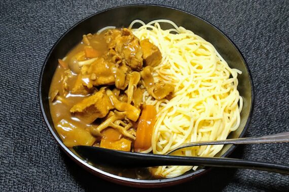 素パスタにカレーをかけただけ。可もなく不可もなく…研究結果の続報を待て！！